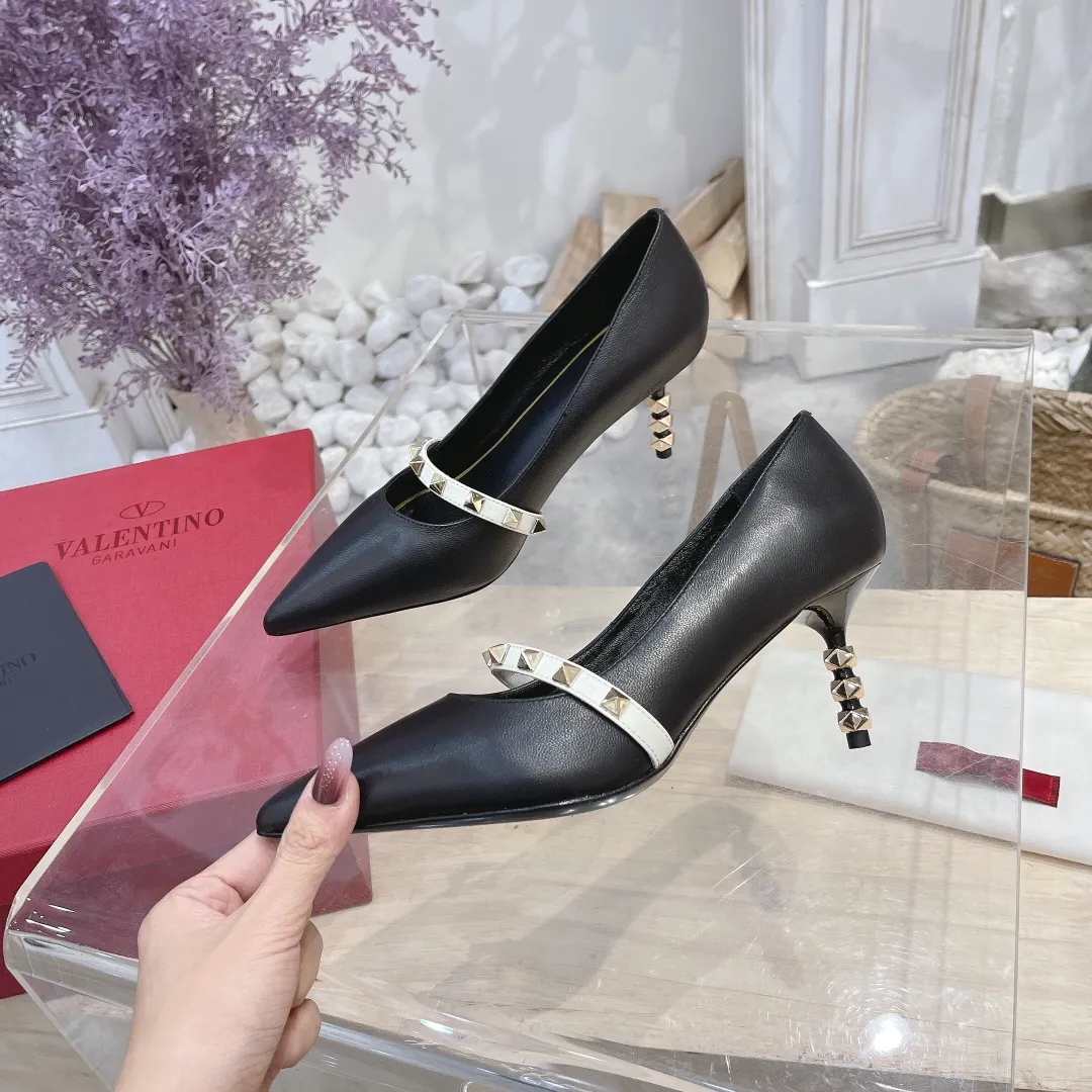 💕💕Factory direct selling price p440💕💕 Genuine leather sole +40 🆕Valentino. Valentino👑👑Latest series in the counter, the highest version, perfect details, very eye-catching catwalk series launched, V family’s hot rivet elements, luxurious and gorgeous! Various colors can be matched with beautiful clothes in spring and summer. There are many choices🎉🎉Exquisite and durable. It is copied at 1:1 of the original product. The upper foot is very pedicure-like. The key point is that it is very good and easy to control. It does not grind the feet and does not tire the feet. It is a walking artifact. The last shape is completely compared to the counter. The details are perfect. Without the original version, it would not be so exquisite! (Note! The heel shape and height are exclusively molded according to the original version, and are not randomly substituted by the market🐂) The color and texture of the fasteners are consistent with the original version! 🔺Fabric: Imported sheepskin, 🔺Lining: According to the original high-gloss imported sheepskin lining 🔺6 colors to choose from: black ➕black belt, black ➕white belt, pink, burgundy, white, apricot 🔺Number of yards: 35 to 42 yards (42 yards are not exchanged) 🔺Heel height: 7cm Rubber sole Genuine leather sole +40